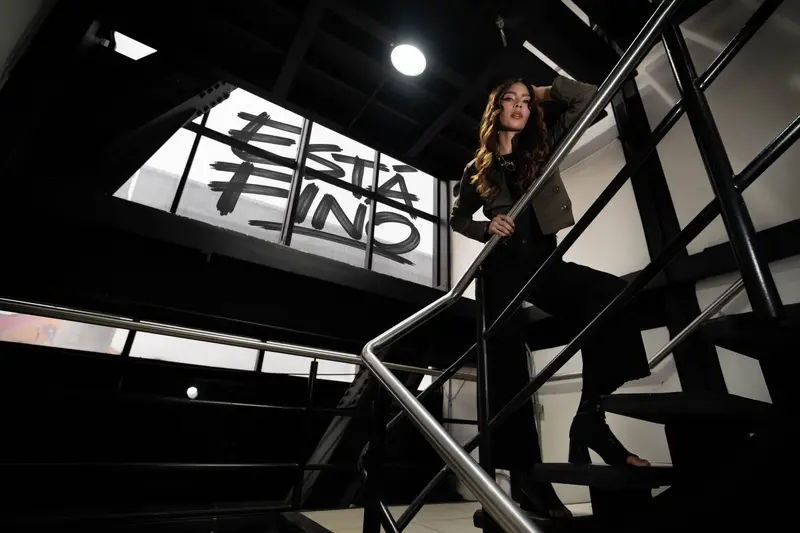 Modelo de la campaña «Está fino» en la escalera interna de VISTO, frente al letrero de la ventana